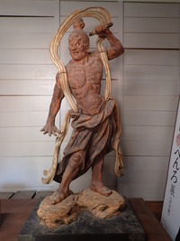 金剛力士像（左）