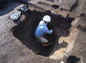 正倉柱穴の作業風景